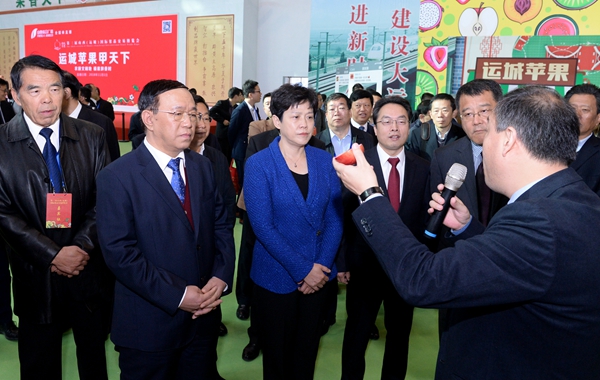 LZX_3900曲孝麗副省長、劉志宏、朱鵬等領(lǐng)導與嘉賓在我市參觀第三屆果博會展區(qū) 記者 雷哲俠 攝_副本.jpg