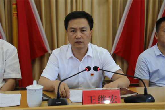 王继宏同志代表新当选"两委"委员作表态发言,他表示,新一届"两委"委员