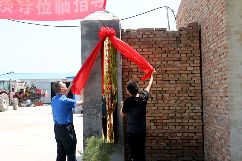 盐湖区农机发展中心党组书记,主任王力洪(左)和总工程师张循兵为联合