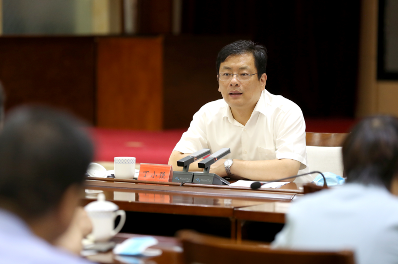 6月17日,市委书记,市新冠肺炎疫情防控工作指挥部总指挥丁小强主持