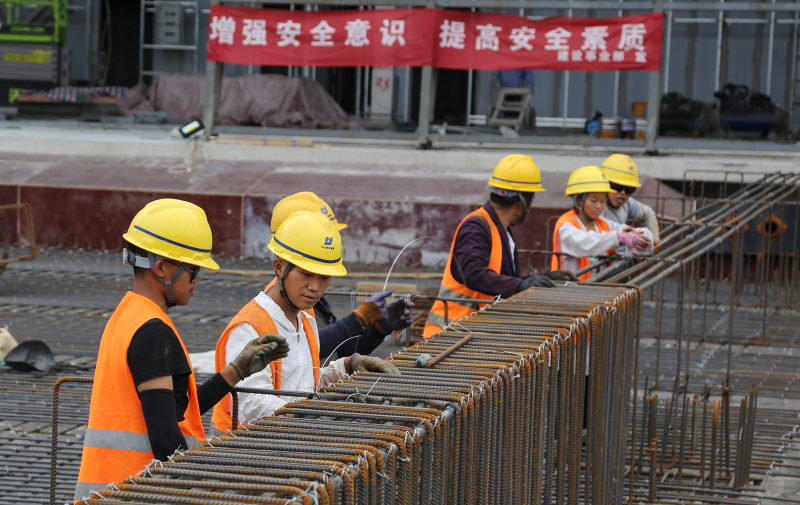 6月14日,建筑工人在运城机场扩建工地现场按程序安全施工.