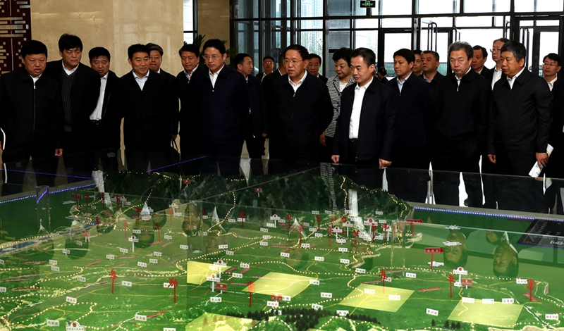 B36I4811我市黨政考察團(tuán)，在渭南市長李毅（前排右四）等陪同下，觀摩渭南市地理沙盤 本報(bào)記者 雷哲俠 攝.jpg