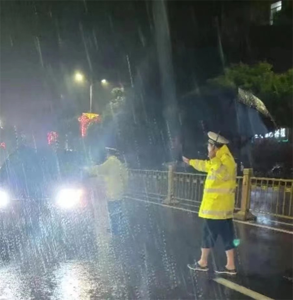 我市各部门： 闻“汛”而动 风雨同行